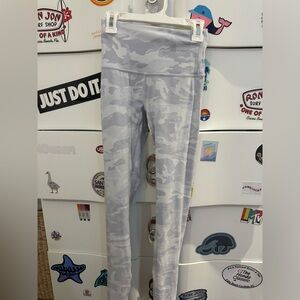 White camo wonder under leggings